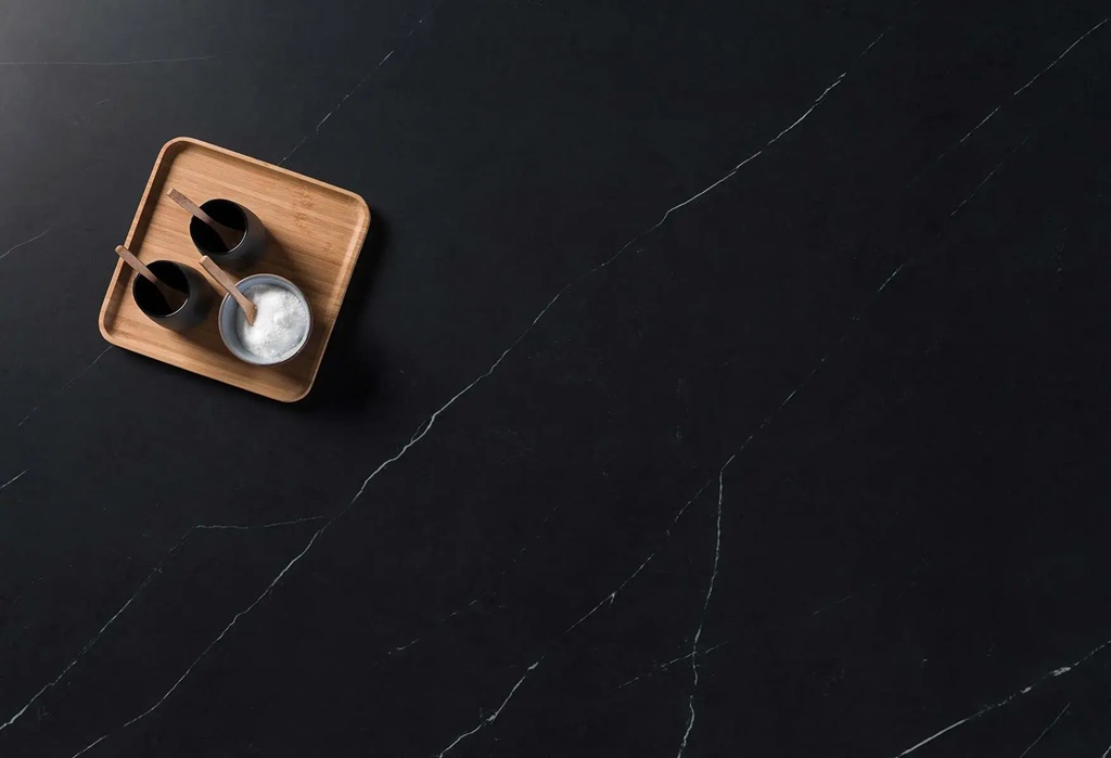 porcelanosa-liem-black-xlight-3.jpg